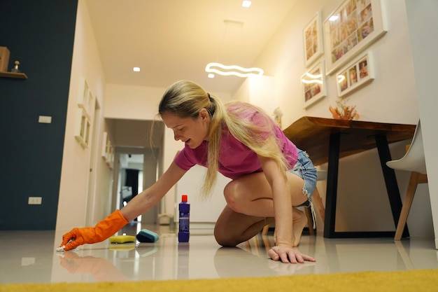 Jak zrobić domowy płyn do mycia podłogi bez chemii?