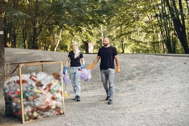 Kto odbiera śmieci w Warszawie i jak działa system wywozu odpadów?