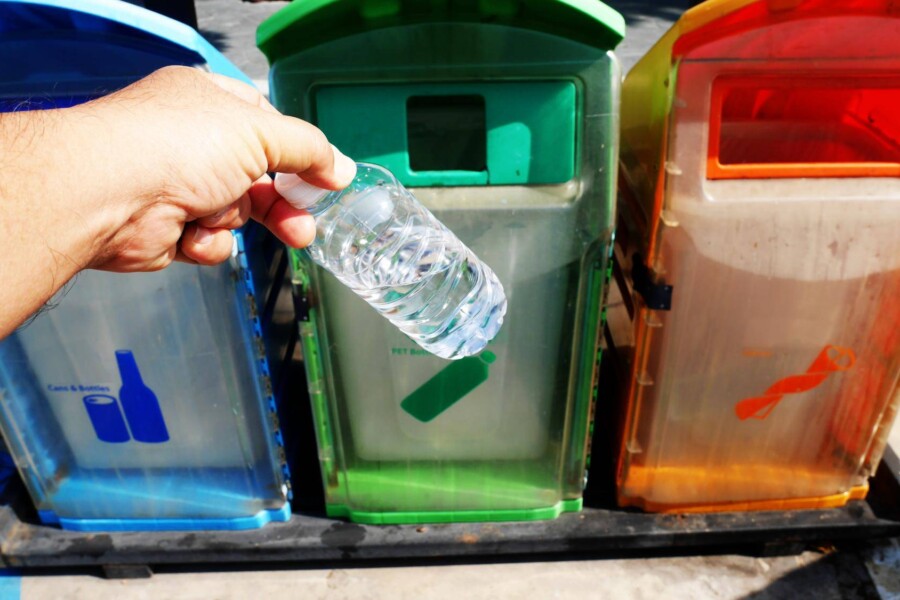 Co wrzucamy do kosza na plastik podczas codziennego sortowania odpadów?