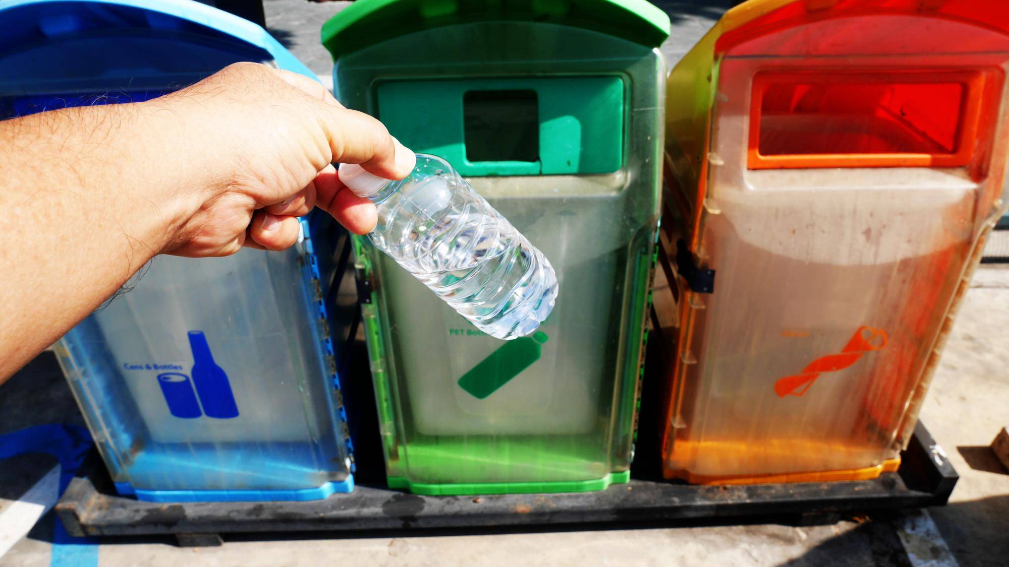 Co wrzucamy do kosza na plastik podczas codziennego sortowania odpadów?