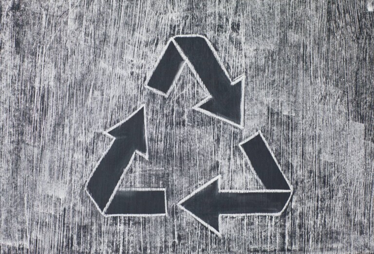Co oznacza każda strzałka na znaku recyklingu?