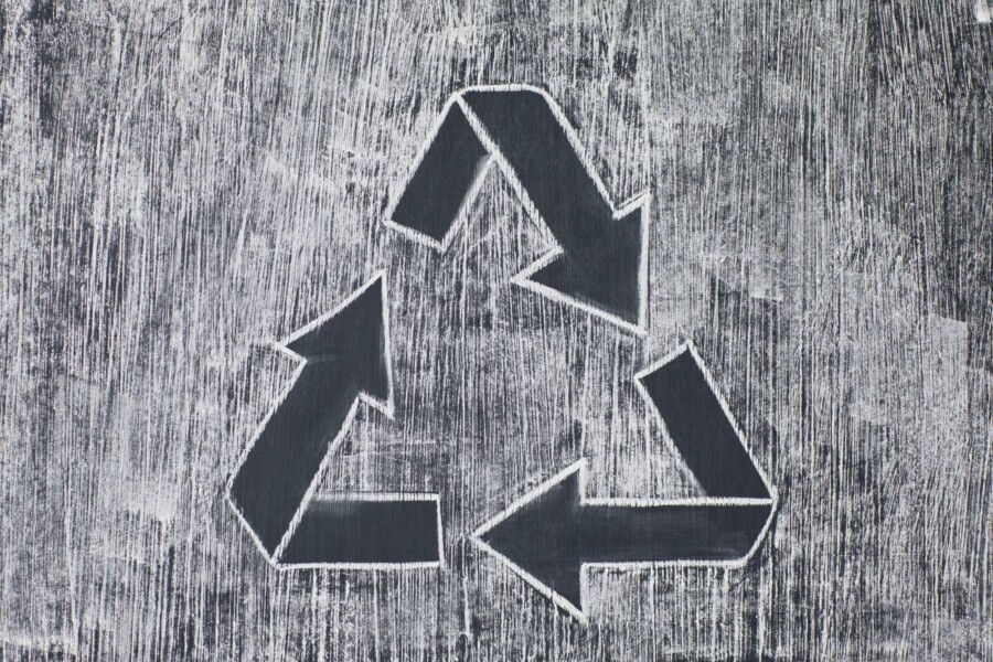 Co oznacza każda strzałka na znaku recyklingu?